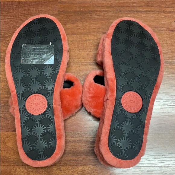 Hot pink UGG slippers! Size 8 - Picture 3 of 3